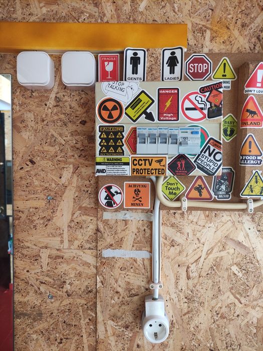 Aluga-se garagem preparada para carregamento de automóvel elétrico, com "sótão"