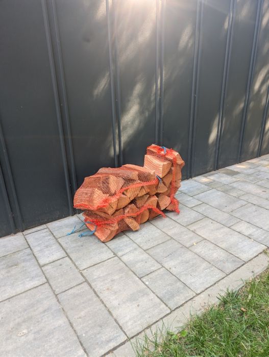 Drewno opałowe, ogniskowe, kominkowe liściaste sezonowane workowane suche jesionowe dąb