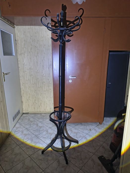 Wieszak wolnostojący czarny retro drewniany