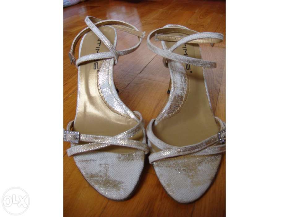 Sandálias douradas da Intimos