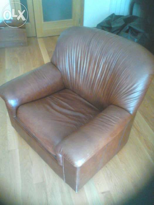 Sofá em couro. Conservação razoável