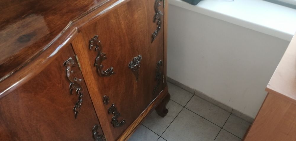 Zabytkowa komoda z lustrem