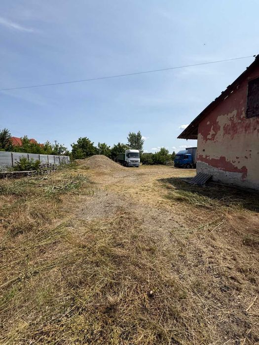 Продається комерційне приміщення з земельною ділянкою в Лужанах