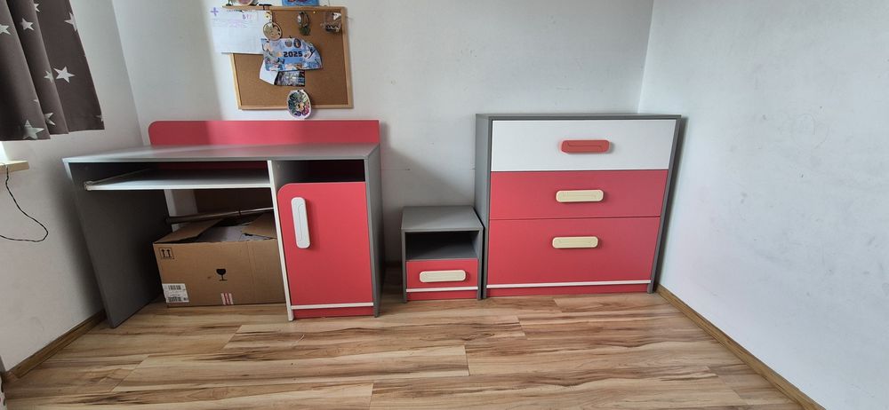 Zestaw mebli IQ – malinowy akcent w Twoim wnętrzu!