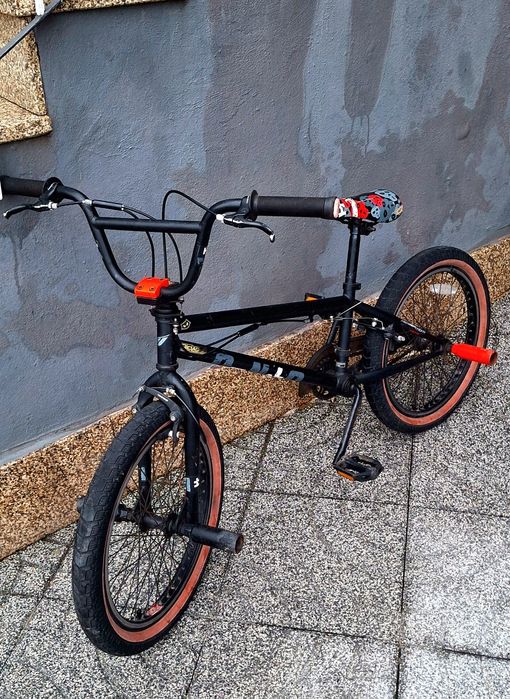 Bicicleta BMX com barras