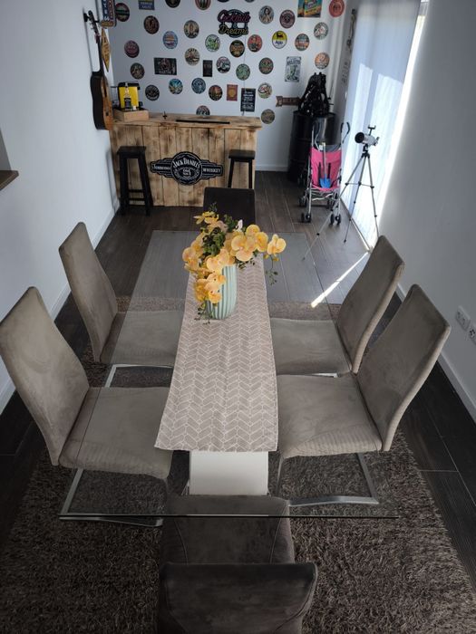 Mesa jantar design moderno com tampo de vidro