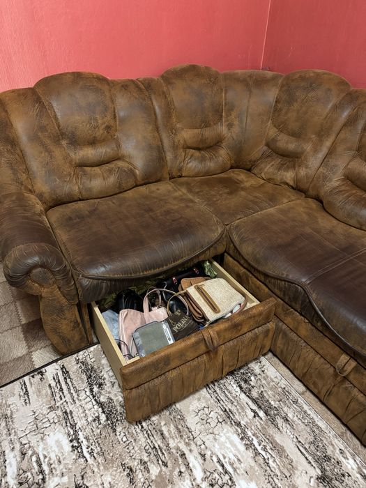 Продам угловой диван с креслом.