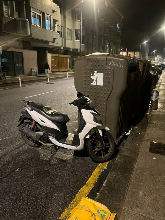 Moto Sym branca 125cc