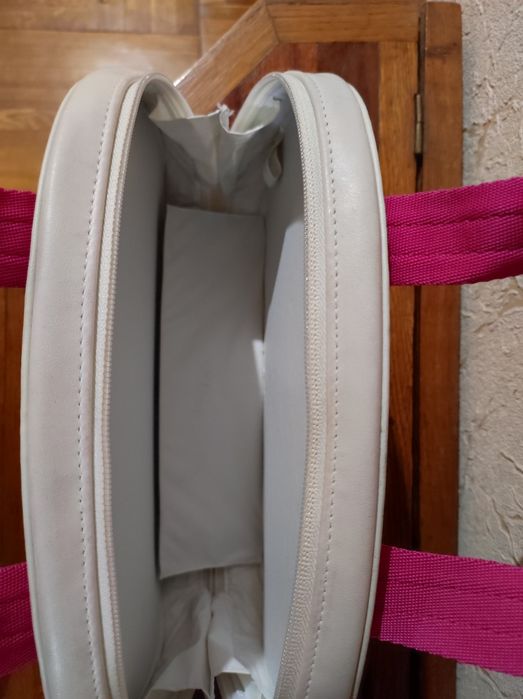 Эффектная белая сумка