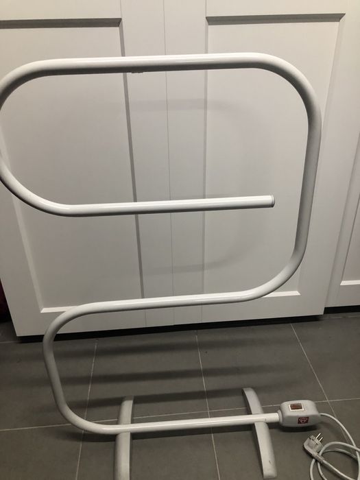 Toalheiro elétrico de pé Efacec