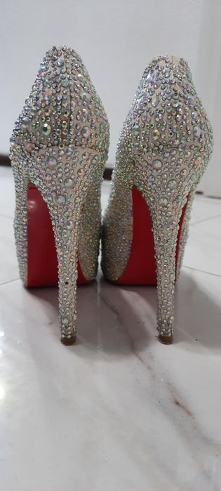 Лабутени туфлі на каблуках камінці