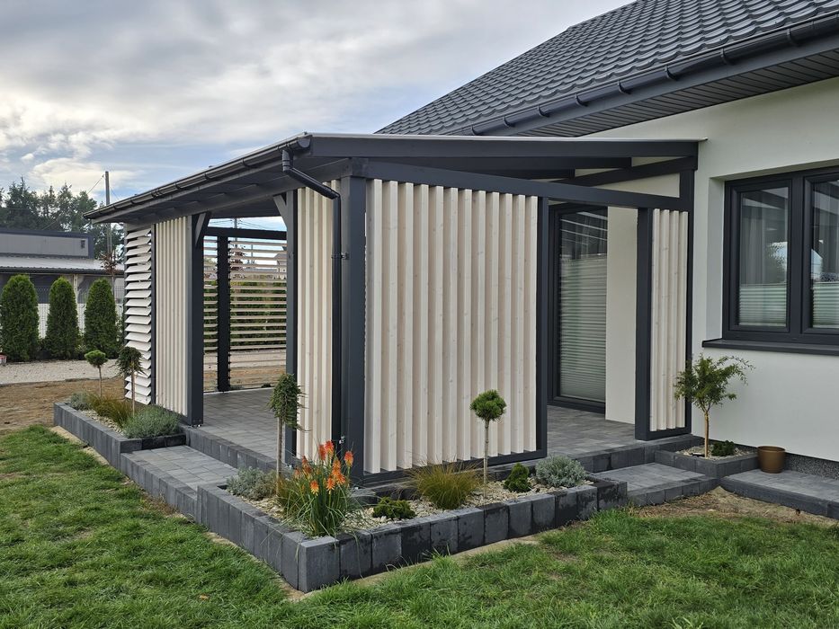 Zadaszenie tarasu pergola wiata z drewna BSH z poliwęglanem żaluzje