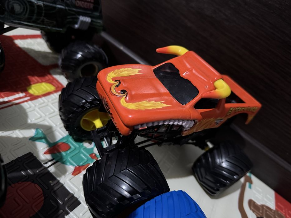 Monster Jam 1:24 Eltoro loco,Grave digger,Megalodon,Race ace Hotwheels