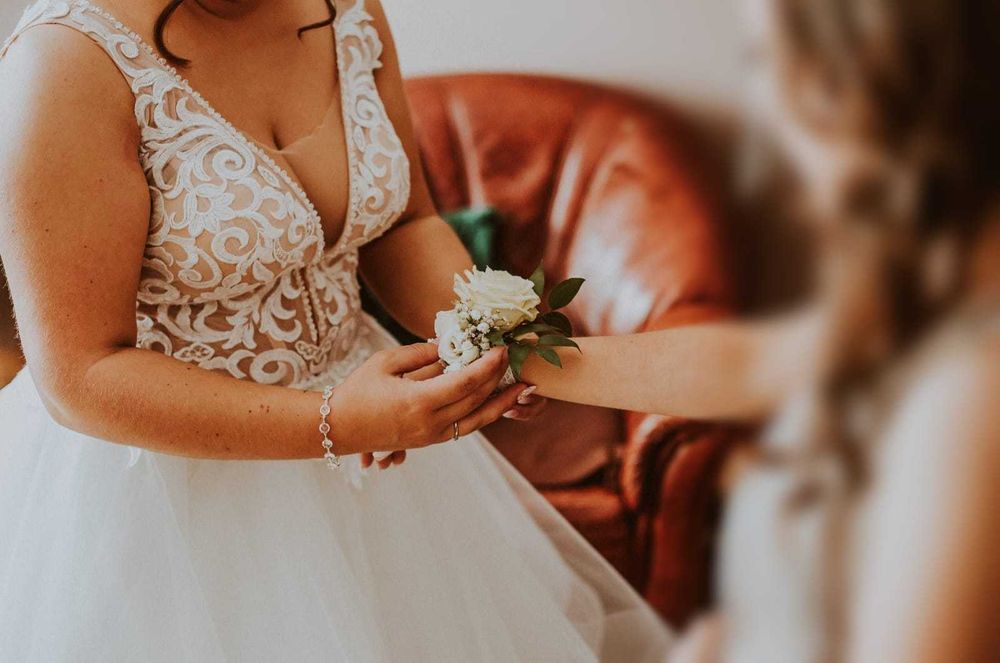 przepiękna wiązana suknia ślubna która dopasuje się do sylwetki 38-44
