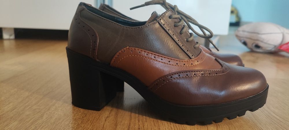 Półbuty 38 szeroki obcas