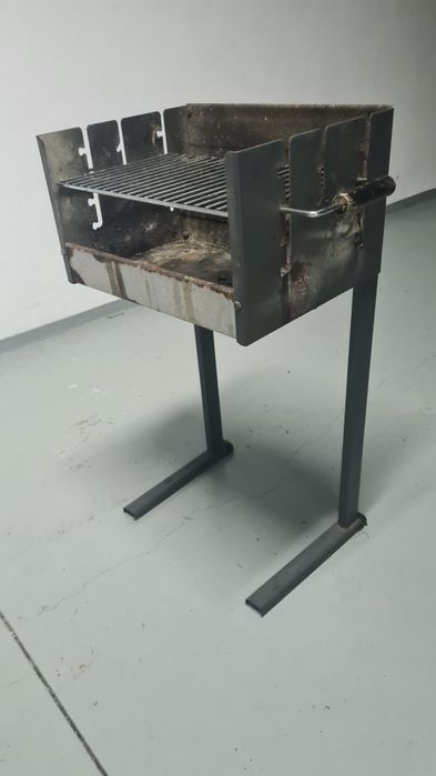 Churrasqueira grelhador a carvão com grelha