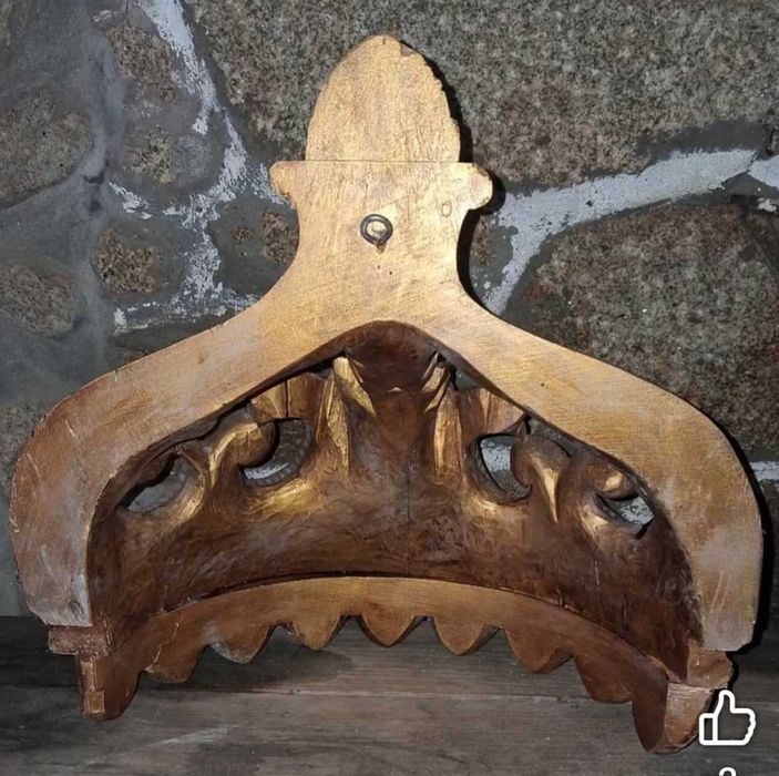 Coroa dourada talhada em madeira