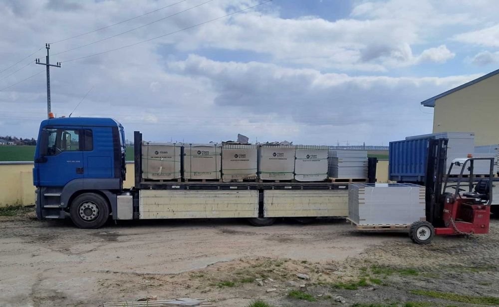 Usługi transportowe z rozładunkiem wózkiem widłowym.