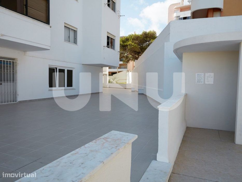 Apartamento T2, remodelado, em condomínio com piscina.