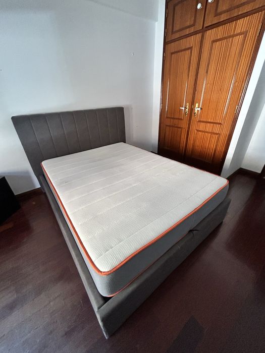 Estrutura de cama HASLEV (JYSK) 140x190 - Cinzento escuro com arrumacao | 230€
