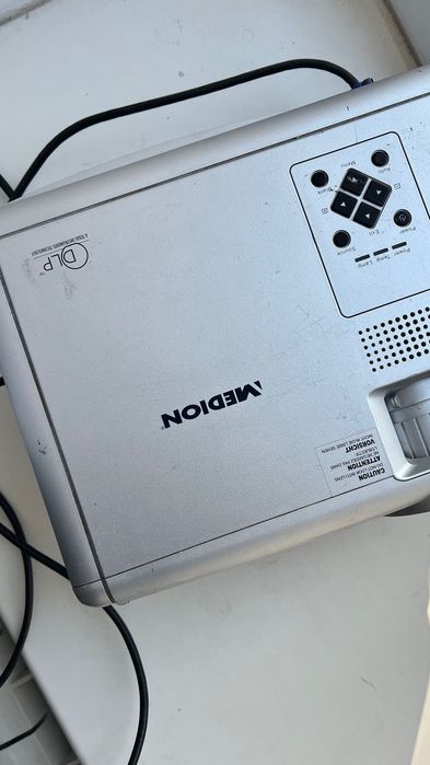Потужний проектор medion