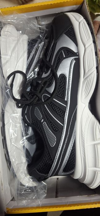 Продам кросівки 43 розмір устілка 27см