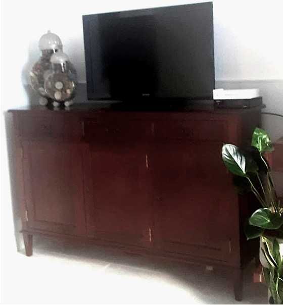 Aparador Buffet em Madeira Maciça – Grande Arrumação e Design Clássico