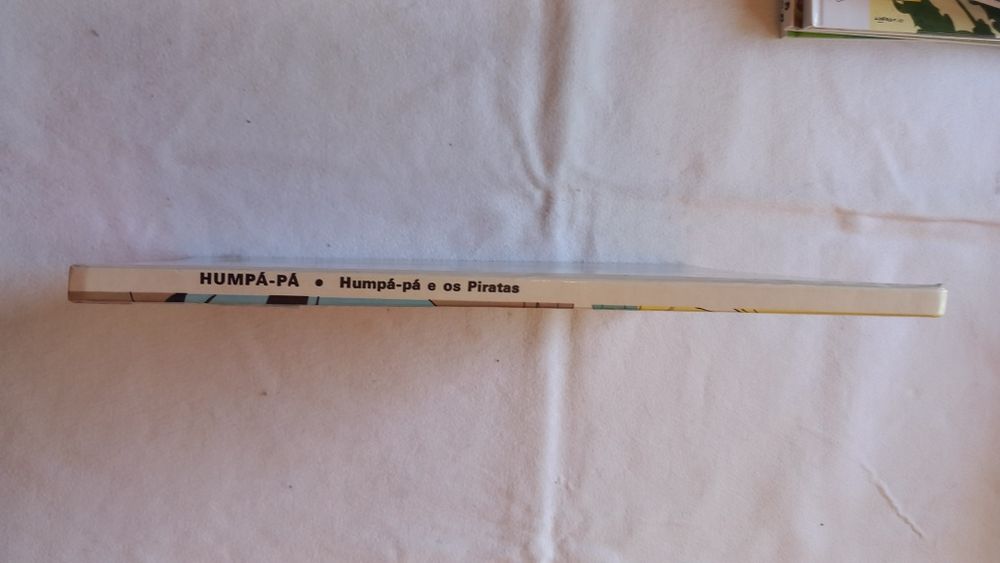 Banda desenhada Humpá-Pá contém as histórias "e os piratas" e "contra maus-fígados - publicado pela Bertrand