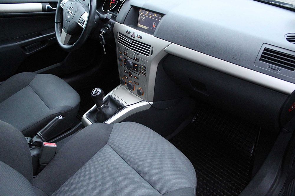Opel Astra GTC.Niski przebieg.Klimatyzacja