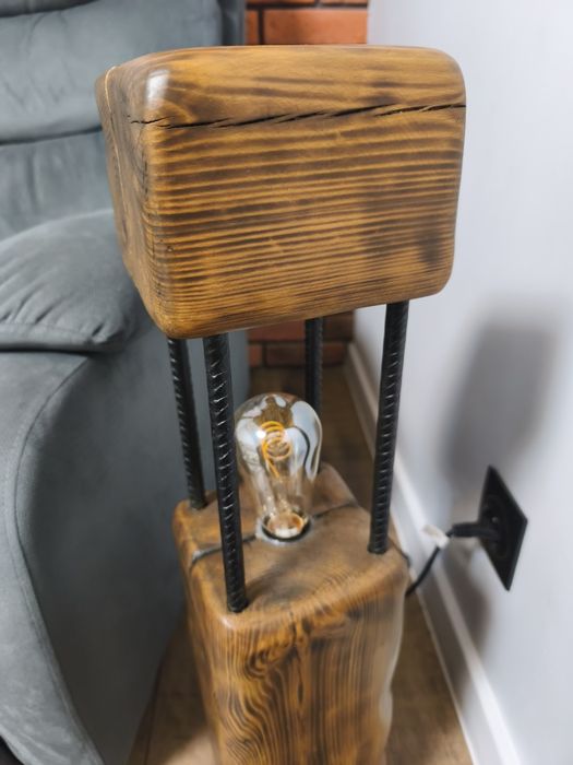Drewniana lampa stojąca