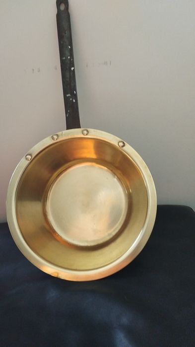Frigideira de latão com pega em bom estado de conservação