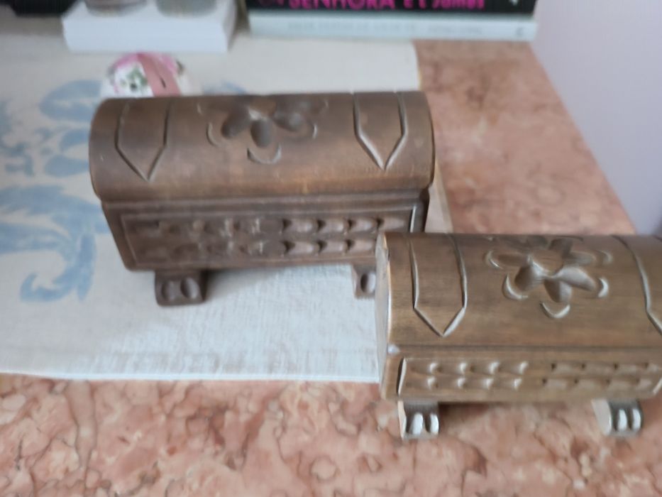 2 caixas em madeira talhada