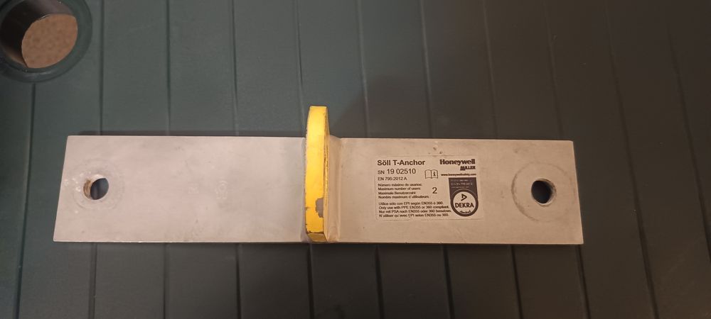 Placa de fixação na parede com olhal para engate de gancho