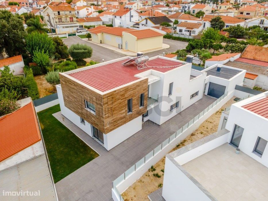 Moradia T5 isolada com Garagem Piscina e Jardim, em Azeitão