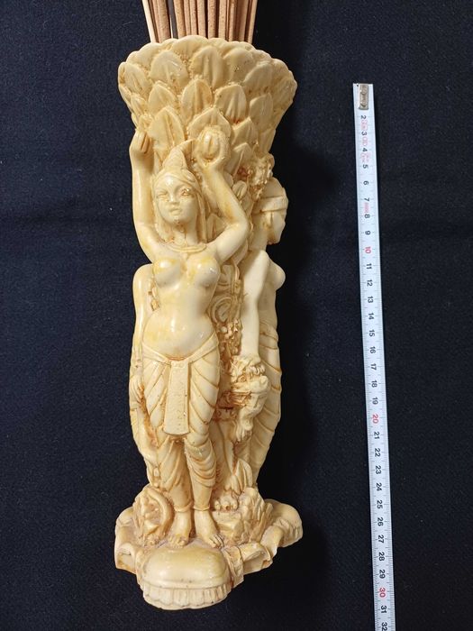 Vaso de resina Indiano esculpido vintage