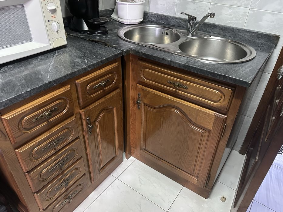 Mobilia de cozinha de madeira antiga