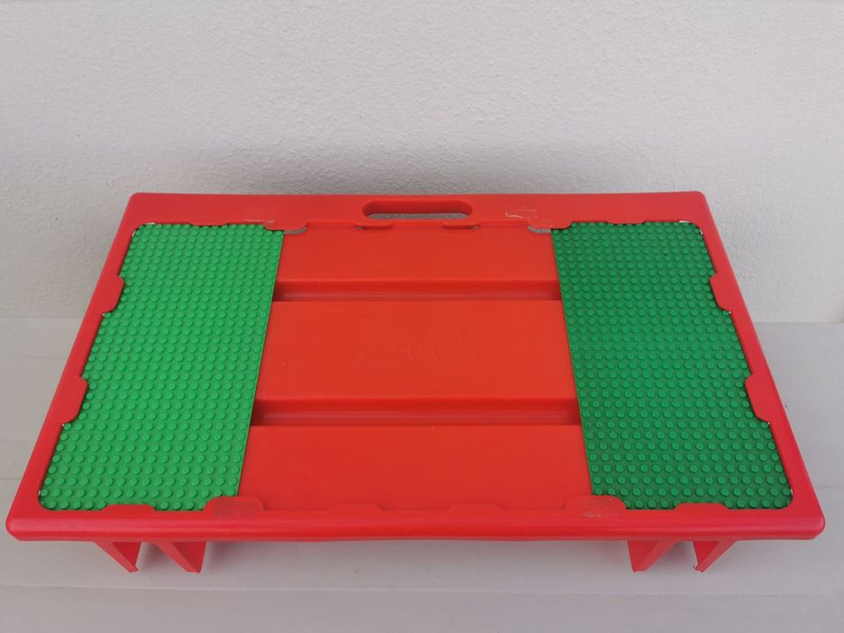 Mesa/mala de transporte Lego 
Lançado em 1998.