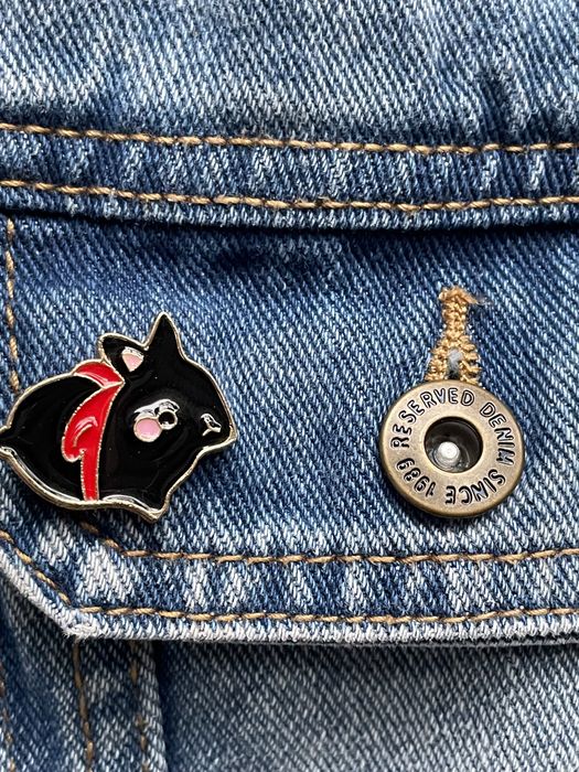 Pin broszka przypinka czarny królik