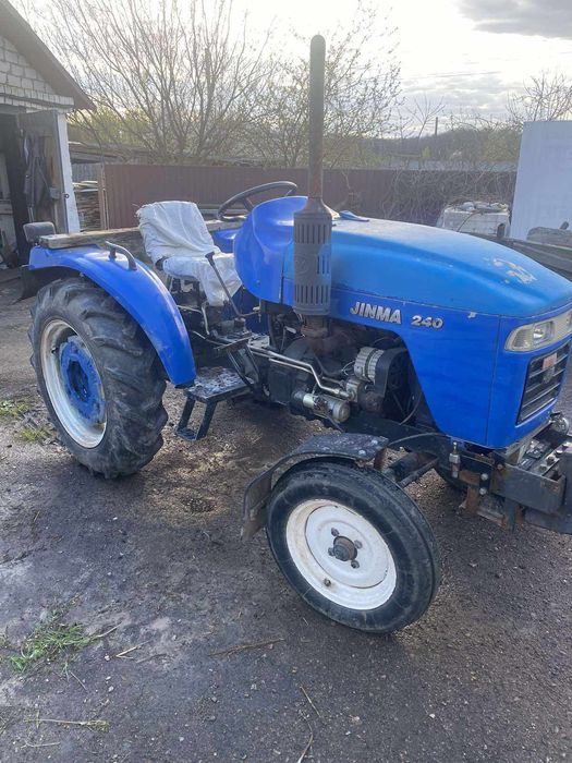 Продам трактор без вкладень все працює. Детальніше за телефоном