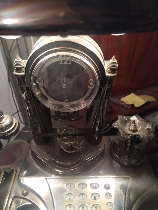 Продам часы будильник и телефон