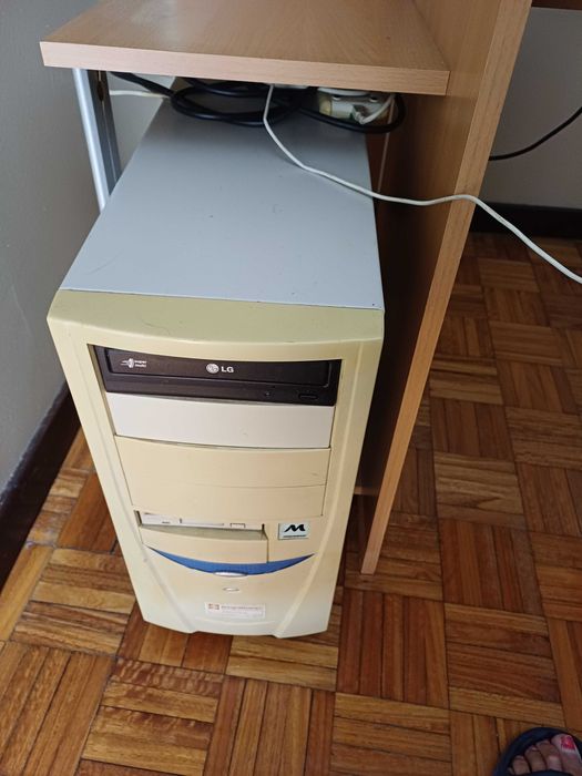 Conjunto Secretária, Computador, Teclado e Monitor