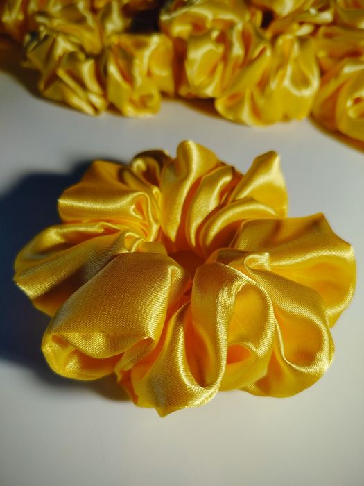 Gumka scrunchie satyna jedwabna Butter Yellow