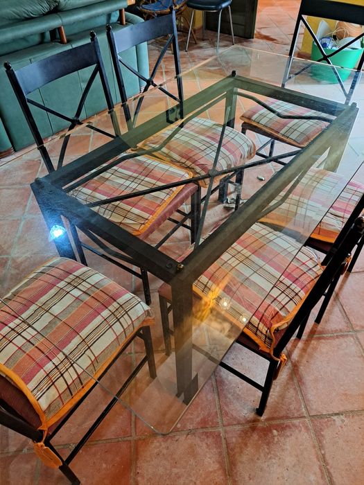 Mesa e seis cadeiras