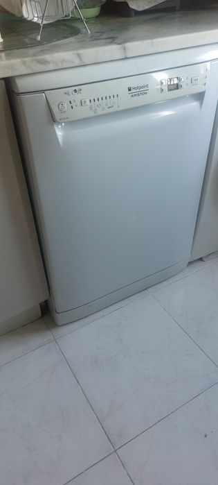 Maquina de lavar loiça Ariston para Peças  maquina trabalha bem faço entrega domicílio