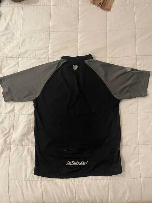 Sapatilhas de ciclismo BERG, pretas, com sistema de fecho em velcro para um ajuste seguro e confortável.