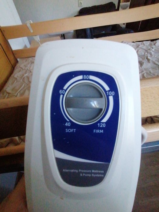 Cama articulada elétrica com colchão antiescaras + mesa de apoio