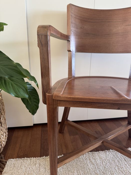 Cadeira com braços antiga