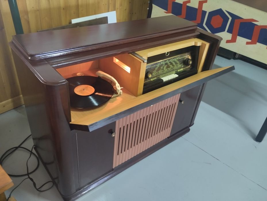 Móvel rádio e gira discos a funcionar