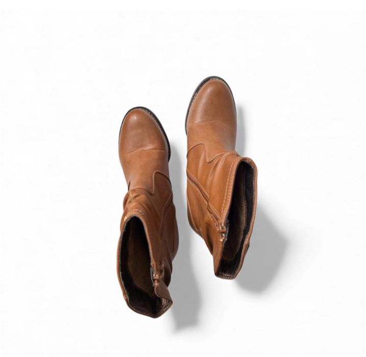 Жіночі шкіряні  чоботи козаки коричневого кольору dockers