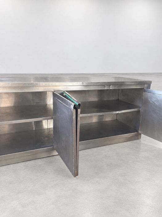 Bancada Neutra em Inox com Portas e Prateleiras.